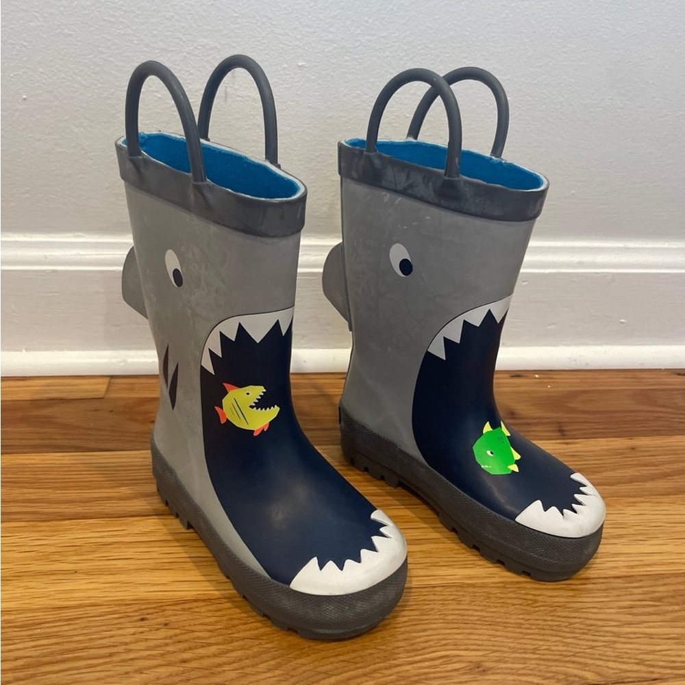 Carters shark rainboots size 6
